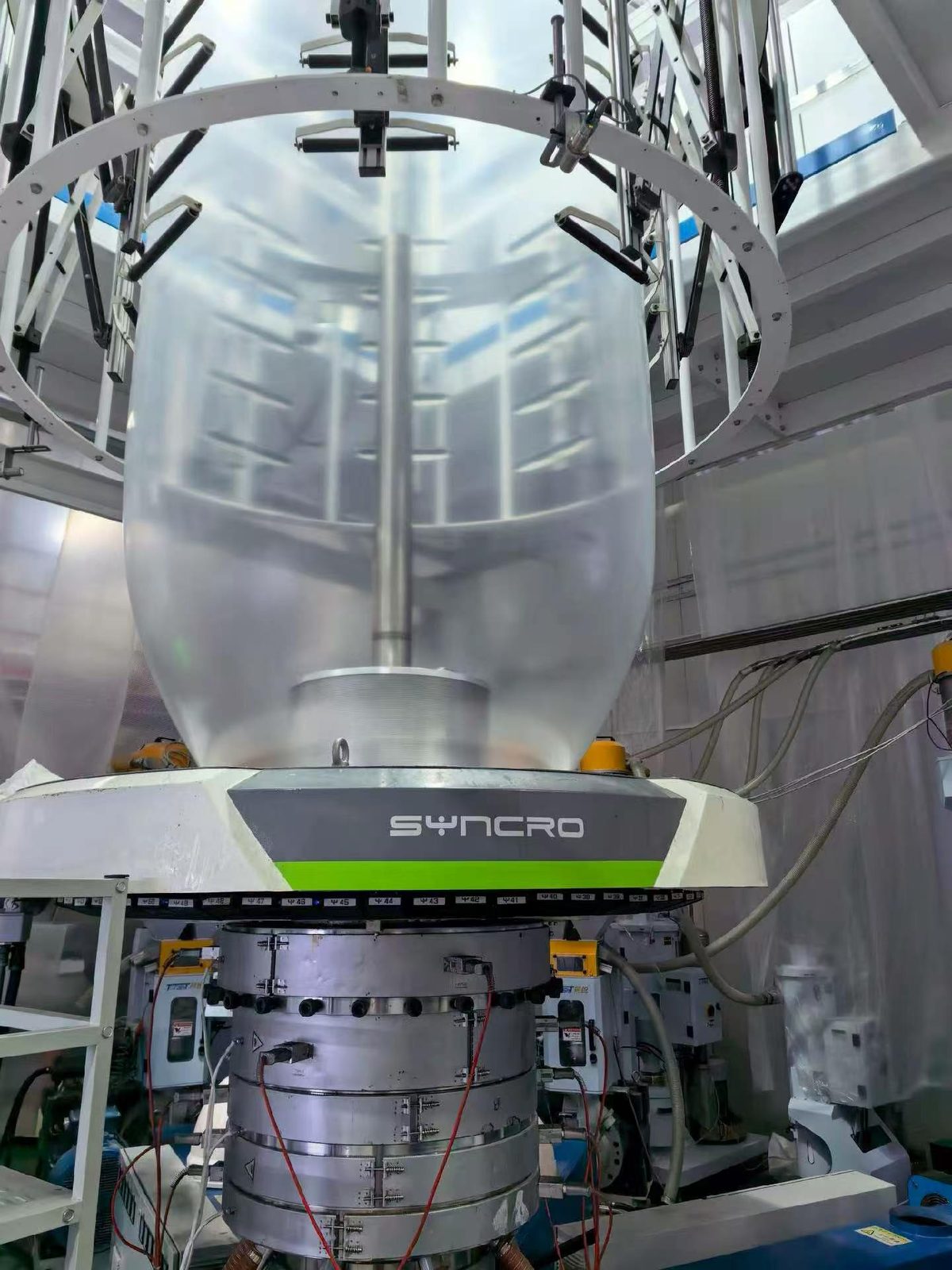 Blown film extrusion tower running in the Hengchuang workshop
