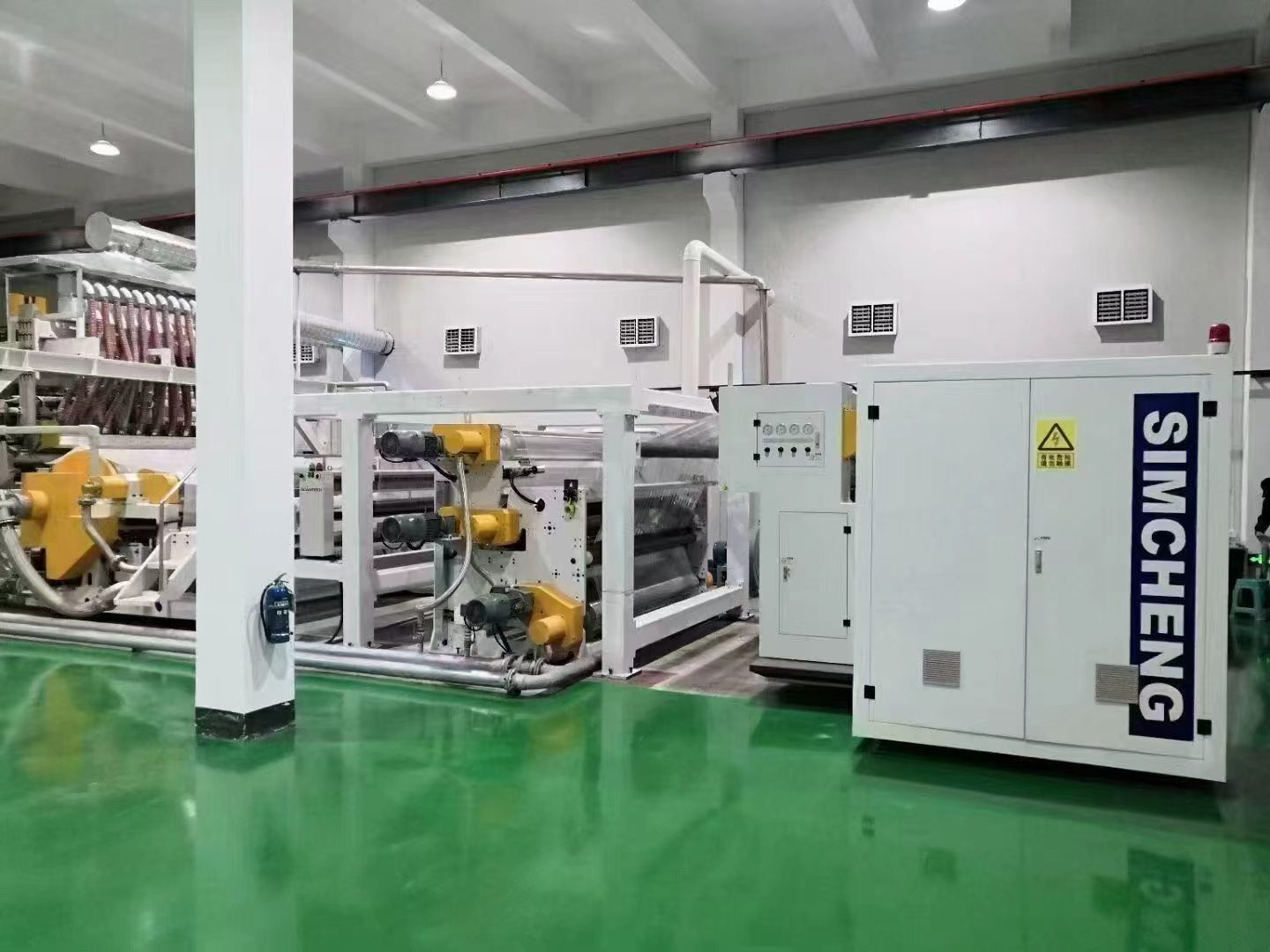 Cast film extrusion line running in the Hengchuang production workshop